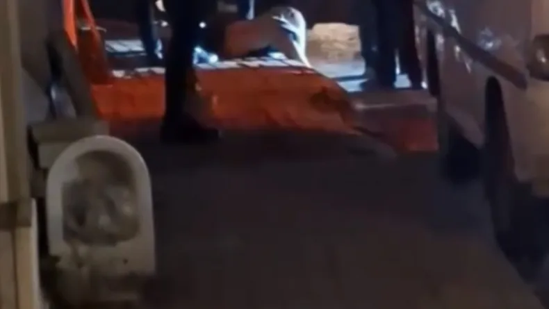 Kağıthane’de çıplak halde markete girip müşterilere saldırdı; polis otomobilin altında yakaladı