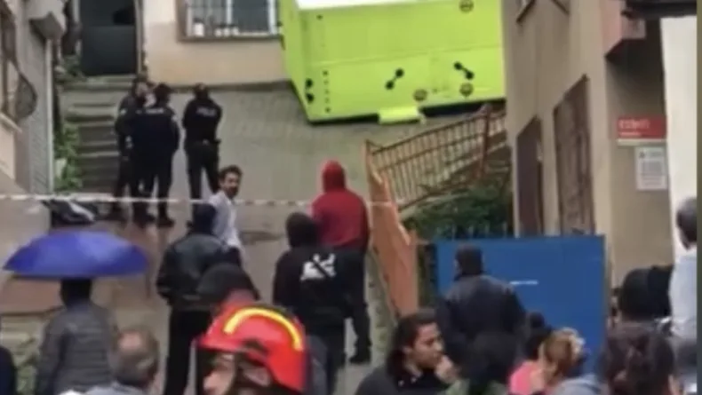 Kağıthane’de eşi 2 aydır eve gelmeyince çatıya çıktı; polis ikna etti