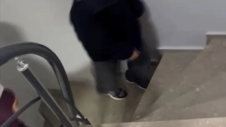 Kağıthane’de kapıları yoklarken ev sahibine yakalandılar; kaçarken çıkışı şaşırdılar