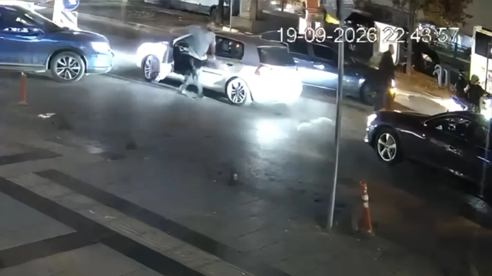 Kağıthane’de motosiklet sürücüsünü tehdit edip saldırdılar; yeni görüntüleri ortaya çıktı