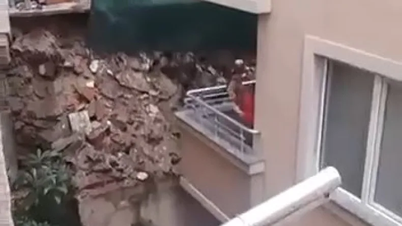 Kağıthane’de sağanağın ardından istinat duvarı çöktü-1