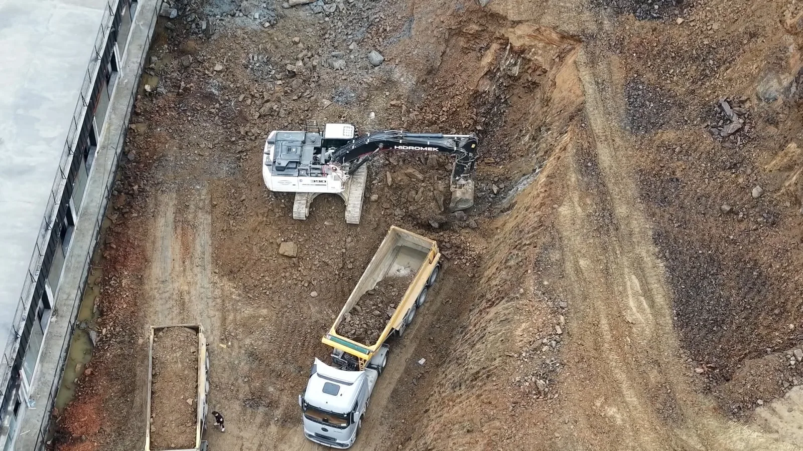 Kağıthane'de selde kayan toprak kaldırılıyor / Havadan görüntü