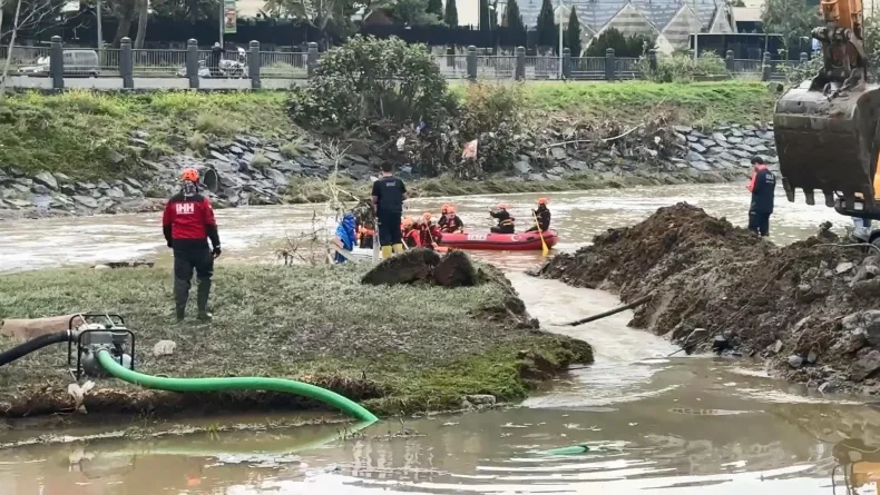 Kağıthane’de selde kaybolanları aramak için göletle dere arasına kanal açıldı
