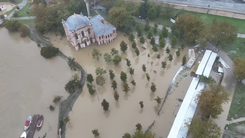 Kağıthane’de su altında kalan Hasbahçe ve tarihi Sadabad Camii havadan görüntülendi