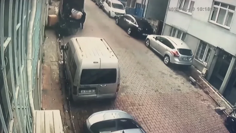 Kağıthane’de temizlik işçileri çöpteki kolilerde uyuşturucu hap buldu; polis iz sürüp imalathane ve depoya ulaştı