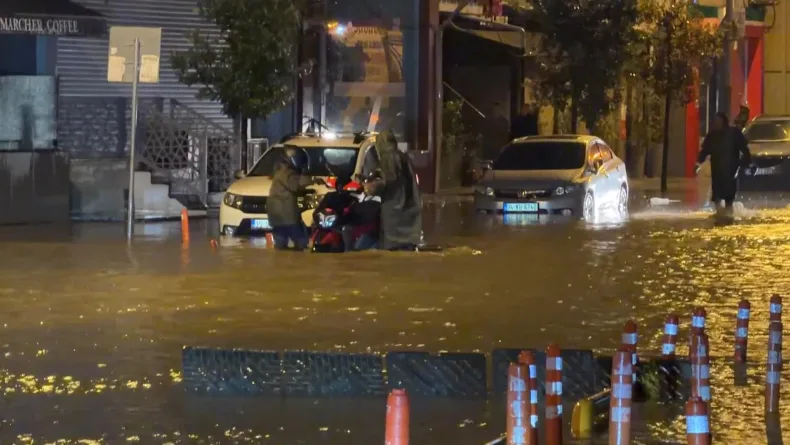 Kağıthane’de yasağa rağmen trafiğe çıkan motosikletliler suyla kaplanan yolda kaldı