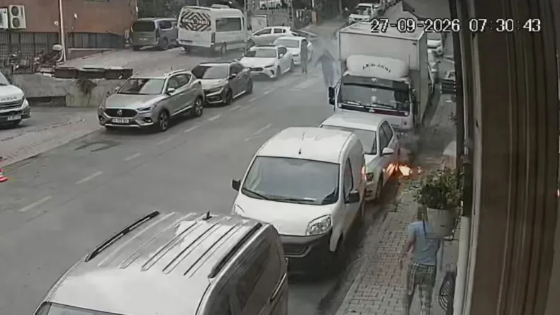 Kağıthane’de yeraltı elektrik kablolarında patlama: Aracını son anda kurtardı