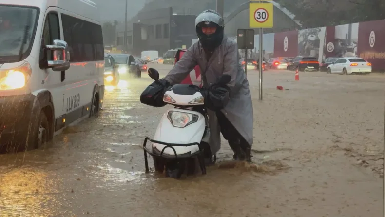 Kağıthane ve Sarıyer'de yollar göle döndü; araçlar suyun içinde kaldı