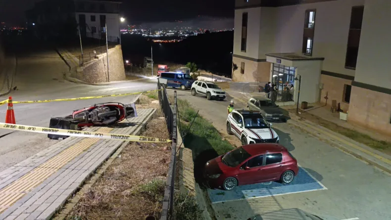 Kaldırıma çarpan motosikletten düşen çift ağır yaralandı, anne karnındaki bebek öldü