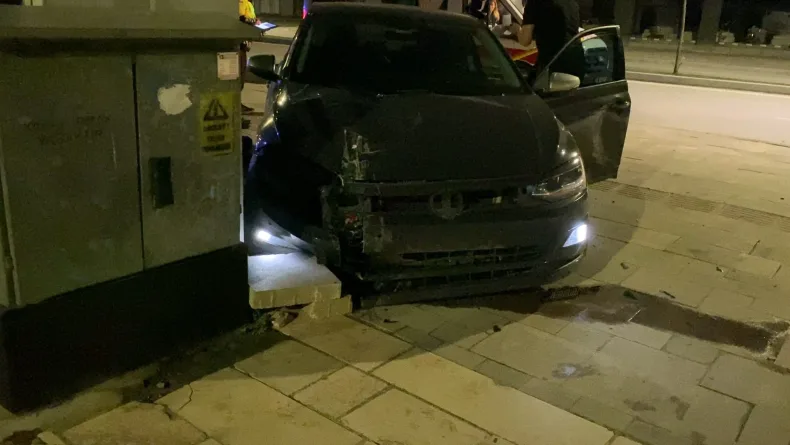 Kaldırıma çıkan otomobilin sürücüsü yaralandı