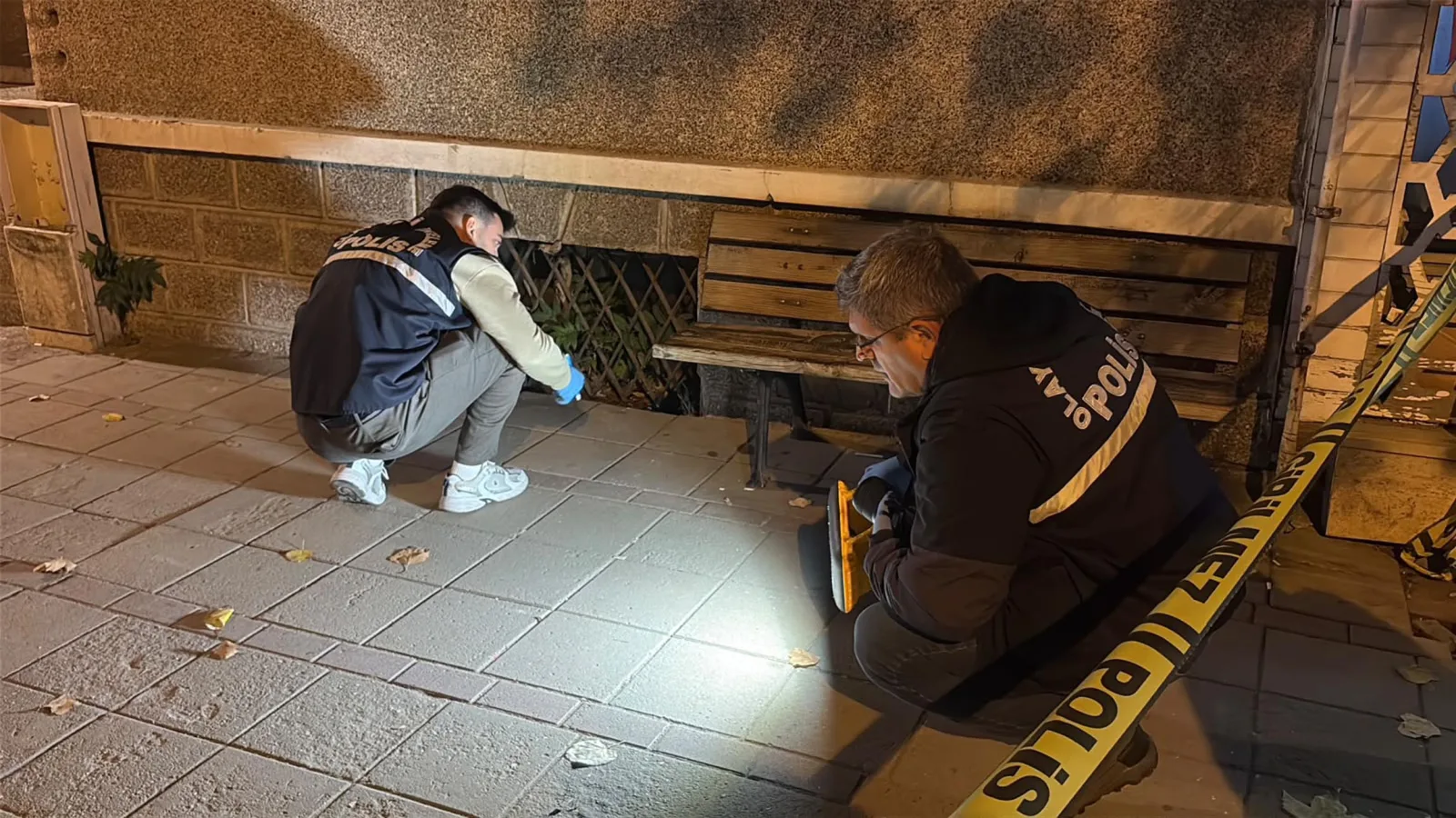 Kaldırımda yürürken motosiktetten açılan ateşle yaralandı