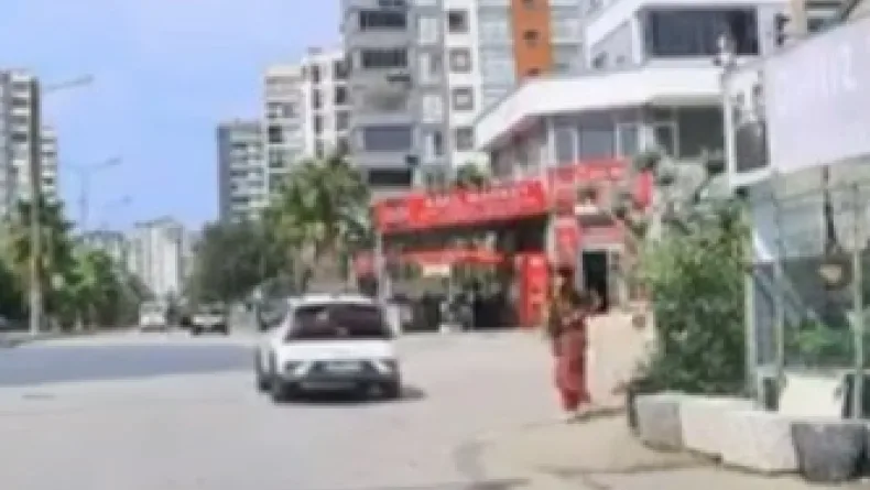 Kaldırımda yürüyen yaya, el freni çekilmeyen otomobilin altında kalmaktan son anda kurtuldu; o anlar kameraya yansıdı