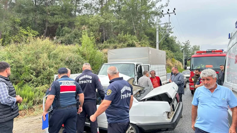 Kamyonet ile otomobil çarpıştı: 1 ölü, 2 yaralı