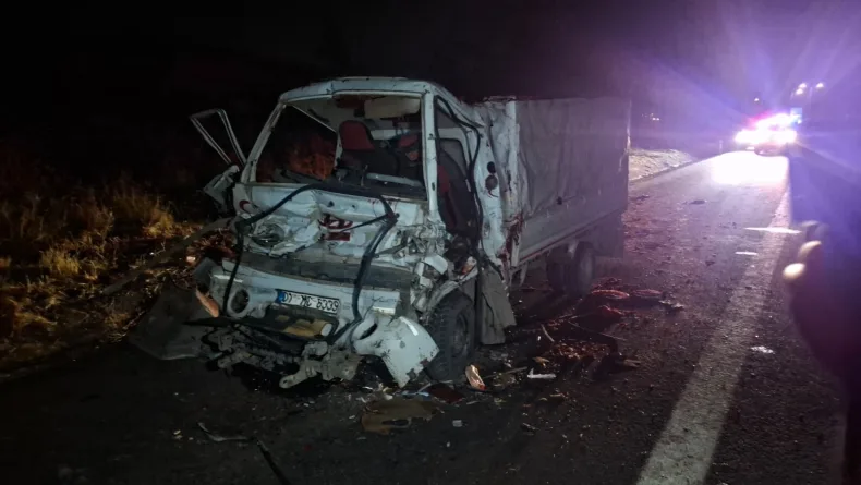 Kamyonet, TIR’a arkadan çarptı: 2 ölü /Ek fotoğraflar