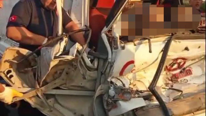Kamyonet, TIR’a arkadan çarptı: 2 ölü
