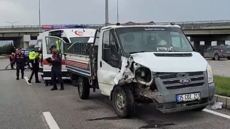 Kamyonet, traktöre arkadan çarptı; 2 yaralı