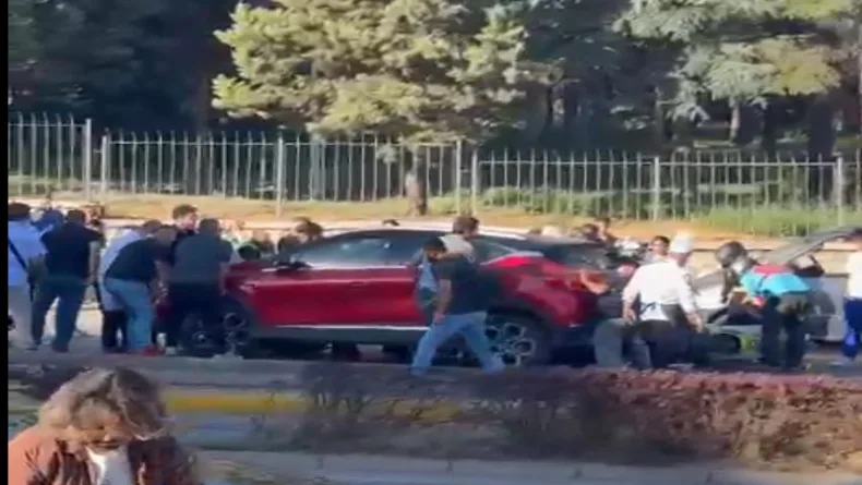 Kamyonete çarpan motosikletin sürücüsü arkadan gelen otomobilin altında kaldı