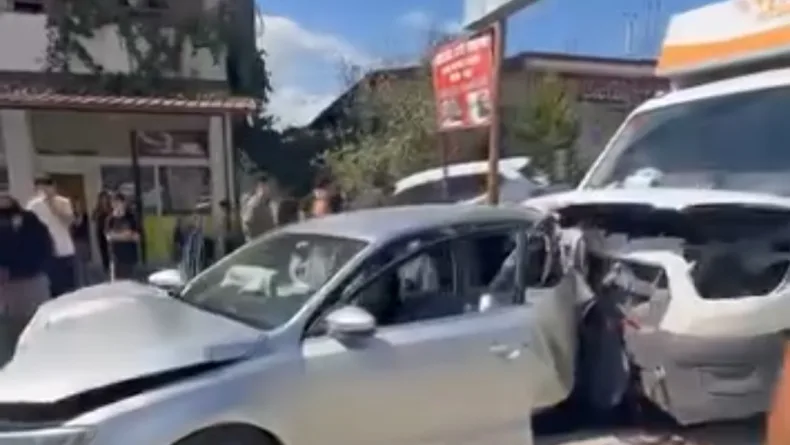 Kamyonetin, otomobile çarptığı kaza kamerada; 2 yaralı