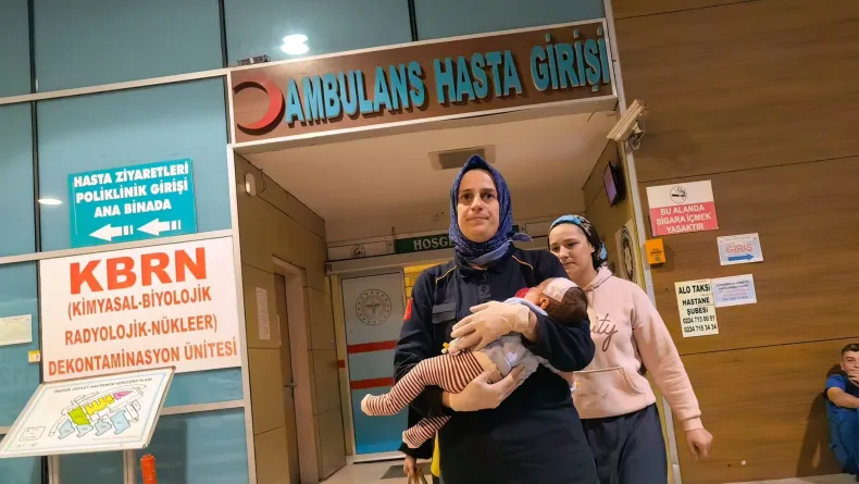 Kanepeden düşen 2 aylık Poyraz bebeğin kafatası kırıldı