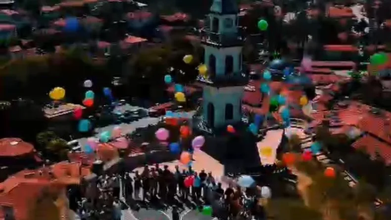 Kanseri yenen genç için balonlar uçurulup, oyunlar oynandı