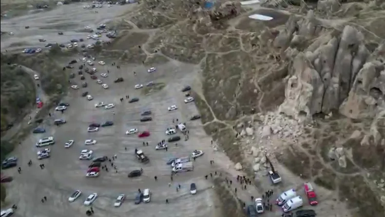 Kapadokya'da peribacasından kopan kayalar düştü; 2 ölü, 1 yaralı (2)