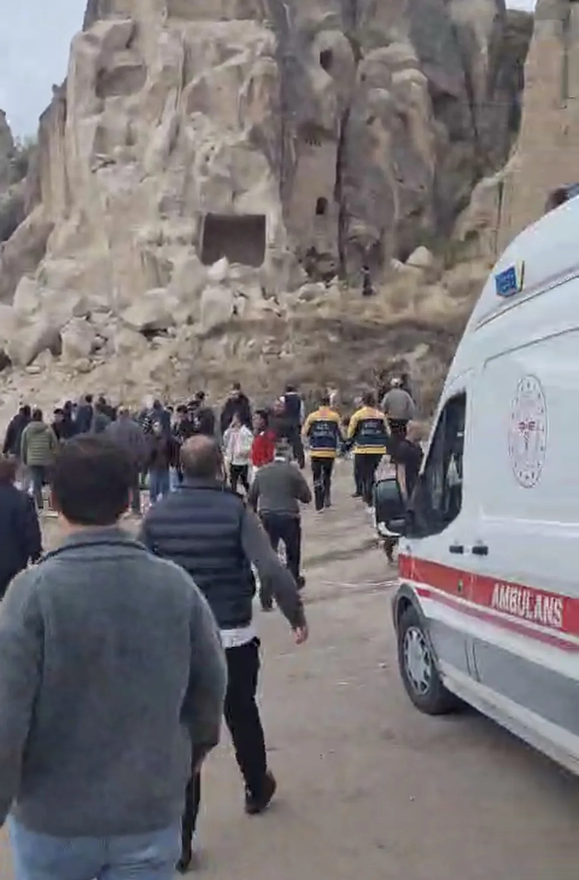 Kapadokya'da peribacasından kopan kayalar düştü; 2 ölü, 1 yaralı