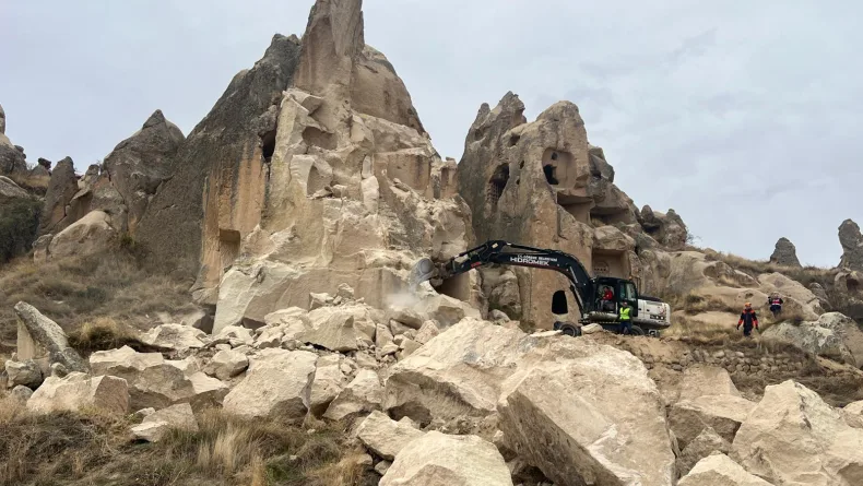 Kapadokya'da peribacasından kopan kayalar düştü; 2 ölü, 1 yaralı / Ek fotoğraflar