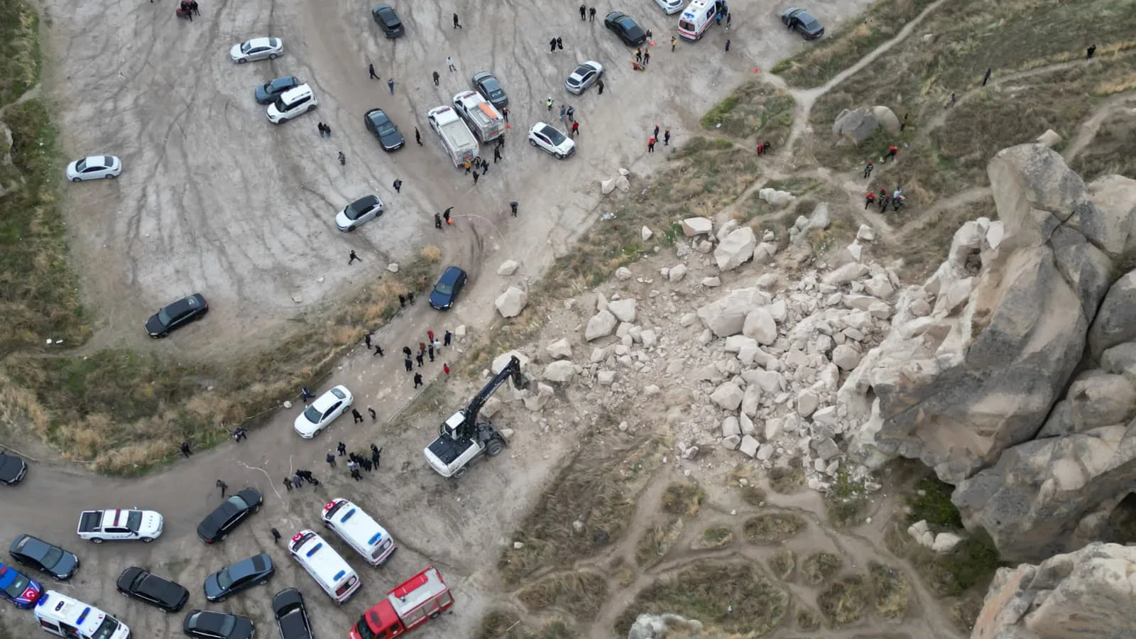 Kapadokya'da peribacasından kopan kayalar düştü; 2 ölü, 5 yaralı (3)