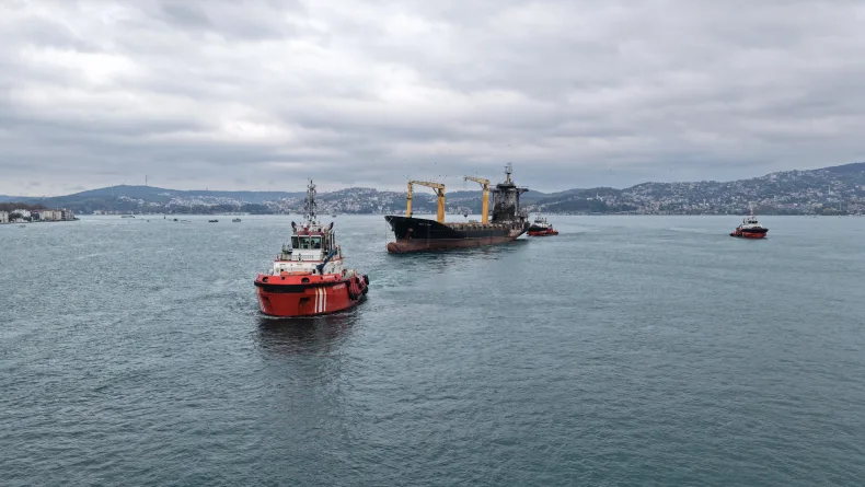 Karadeniz'de İHA saldırısına uğrayan gemi İstanbul Boğazı'ndan geçirildi
