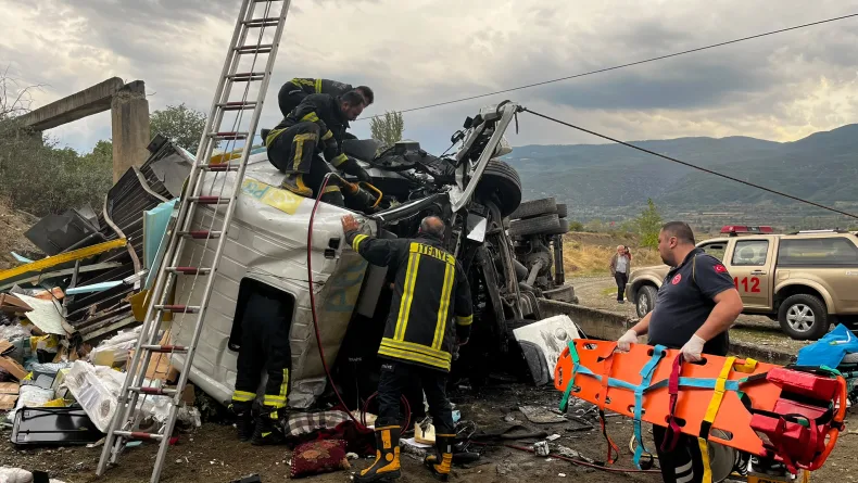 Kargo kamyonu köprüden düştü: 2 yaralı