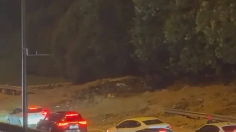 Kartal’da sel suları toprağı sürükledi; TEM bağlantı yolu kısmen kapandı