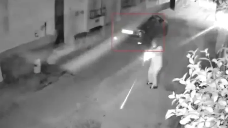 Kasklı şüphelinin eve silahlı saldırısı kamerada