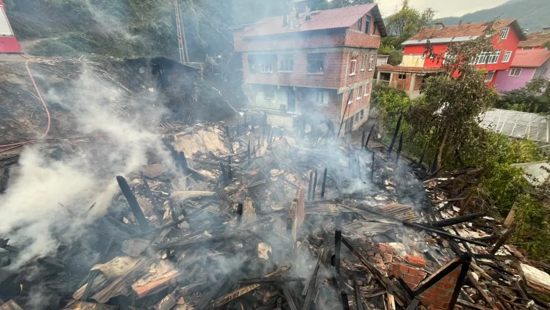 Kastamonu'da 2 katlı ahşap evde yangın