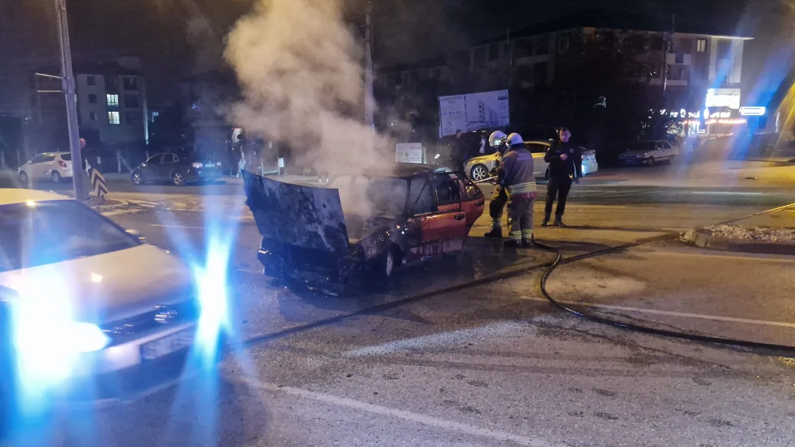 Kavşaktan dönen otomobilin motor kısmı alev aldı