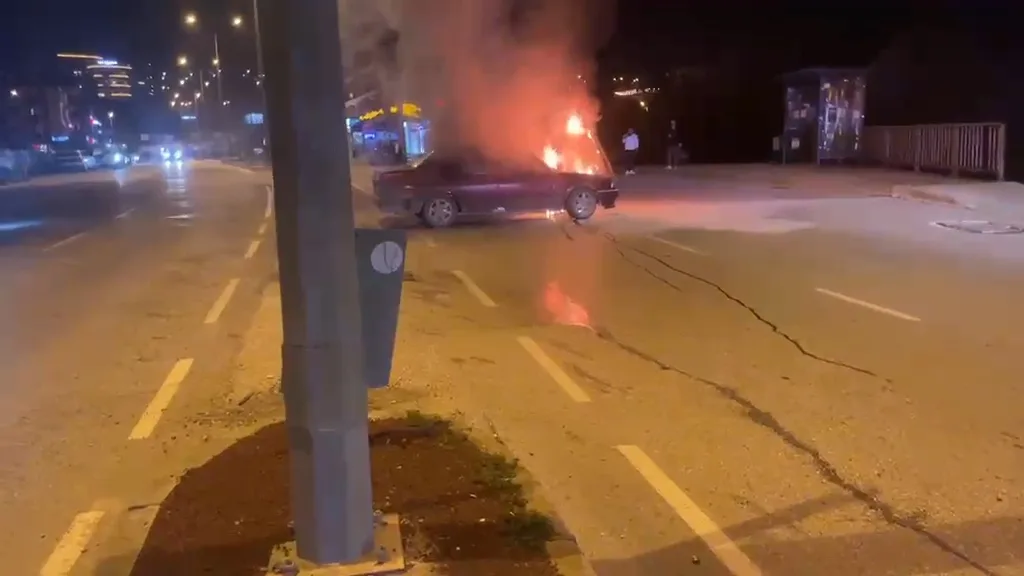 Kavşaktan dönen otomobilin motor kısmı alev aldı