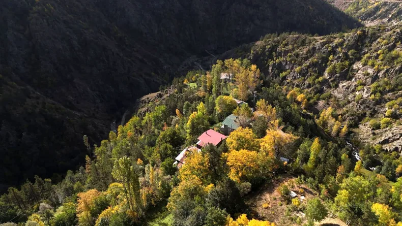 Kayaların üzerine kurulan köyde sonbahar manzarası / Ek fotoğraflar