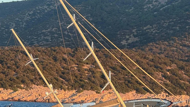 Kayalıklara çarpan gulet yan yattı; 7 kişi kurtarıldı
