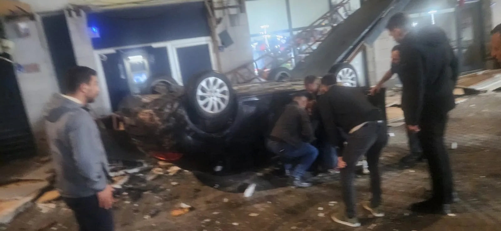 Kayseri’de 50 metre yükseklikten iş yerlerinin üzerine otomobilin sürücüsü yaralandı