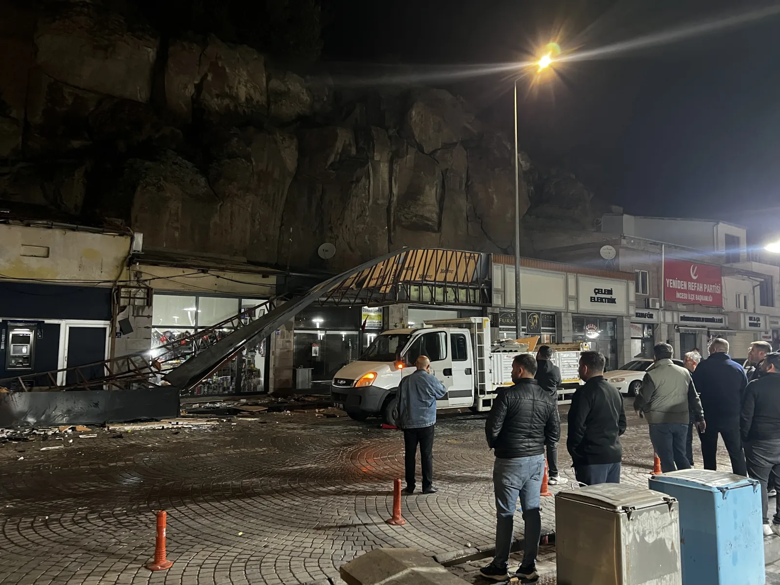 Kayseri’de 50 metre yükseklikten iş yerlerinin üzerine otomobilin sürücüsü yaralandı