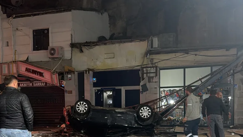 Kayseri’de 50 metre yükseklikten iş yerlerinin üzerine otomobilin sürücüsü yaralandı