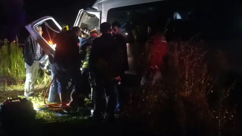 Kayseri’de iş makinesi ile 2 işçi servisi çarpıştı: 1 ölü, 15 yaralı