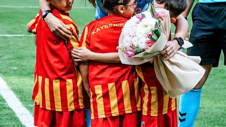 Kayserispor - Batman Petrolspor maçı öncesi hakem Albayrak’a çiçek verildi