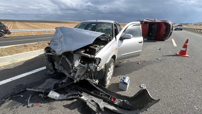 Kaza yapan otomobile başka otomobil çarpıp takla attı; 4 yaralı