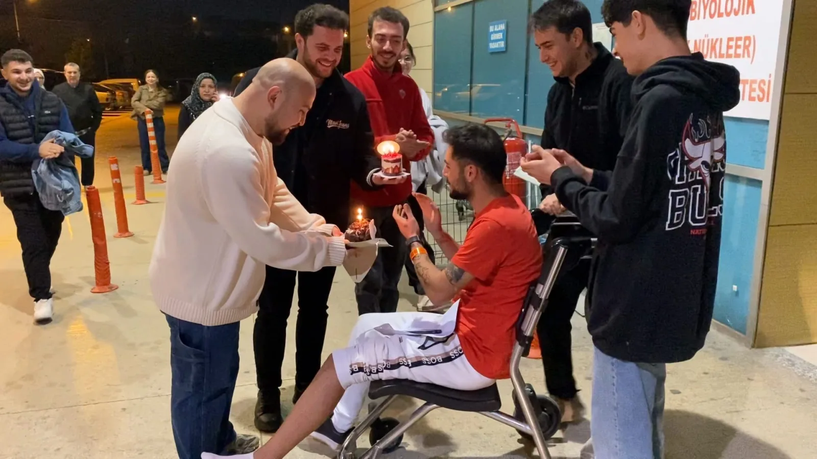 Kazada yaralanan sürücüye hastanede doğum günü sürprizi