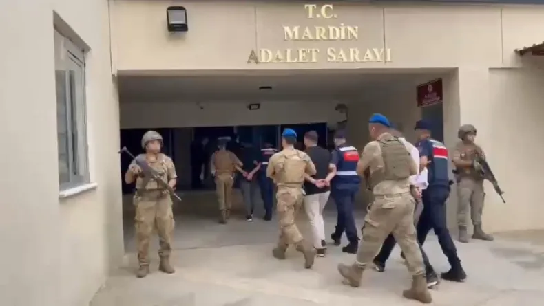 Kendilerini ‘başsavcı’ olarak tanıtıp dolandırıcılık yapan 8 şüpheli tutuklandı