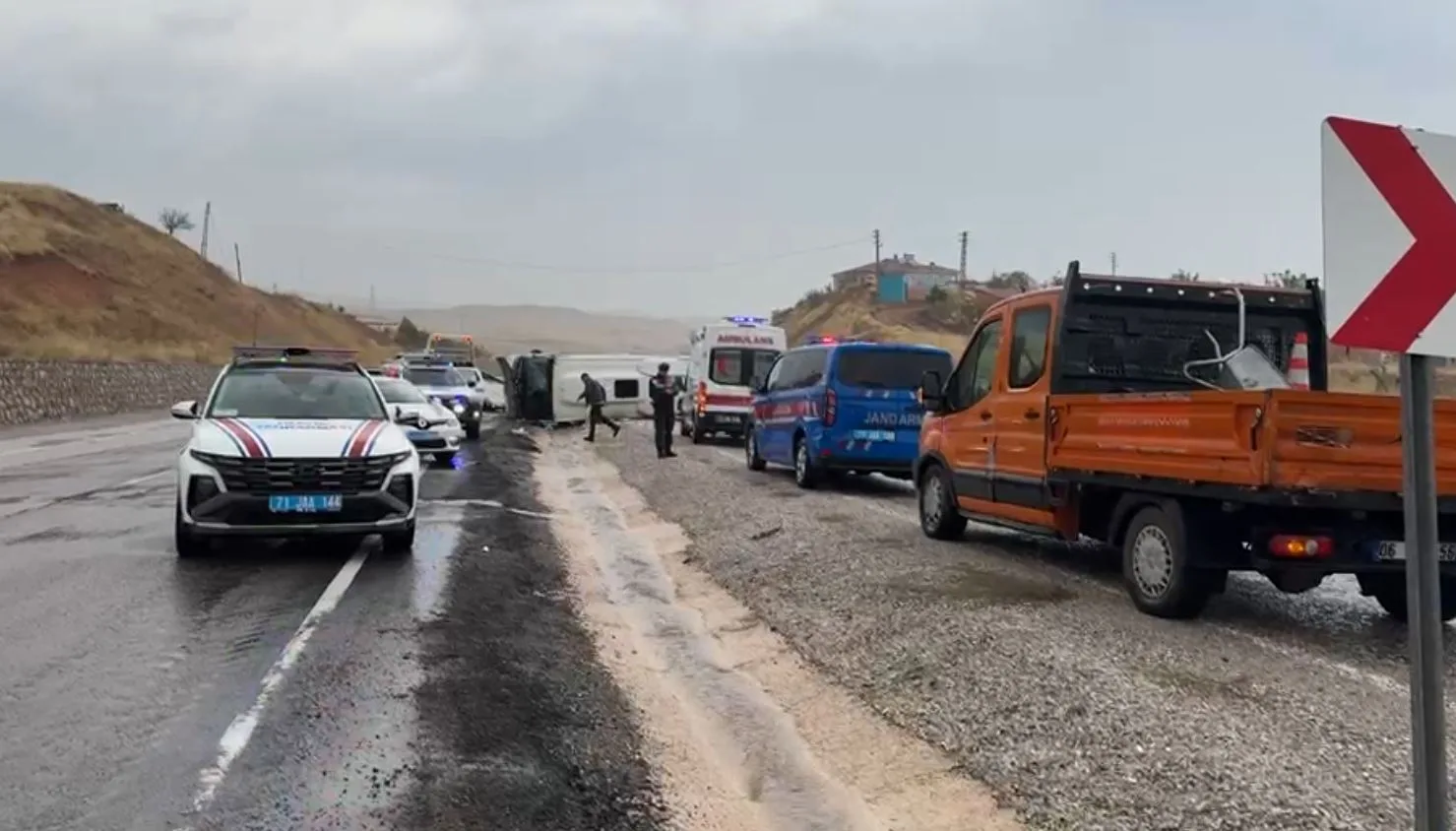 Kırıkkale'de servis midibüsü devrildi: 14 yaralı