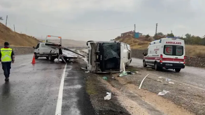 Kırıkkale'de servis midibüsü devrildi: 14 yaralı