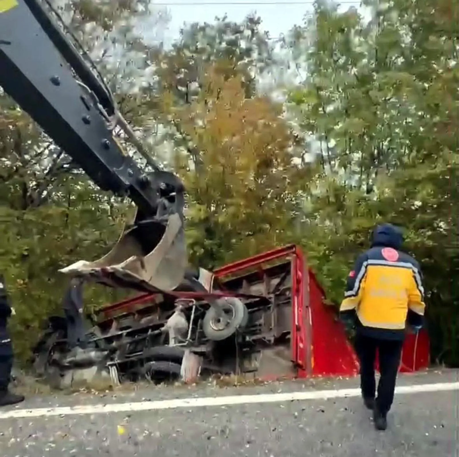 Kırklareli'de kamyon şarampole devrildi; 1 ölü, 1 yaralı