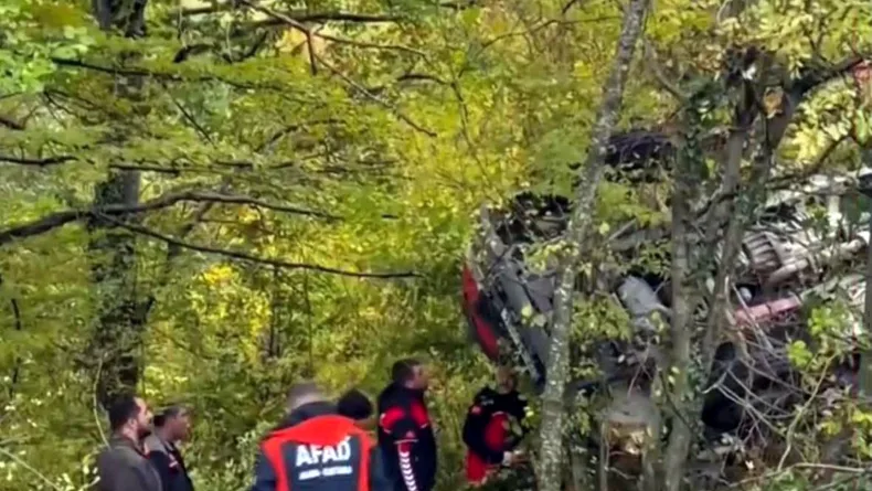Kırklareli'de kamyon şarampole devrildi; 1 ölü, 1 yaralı