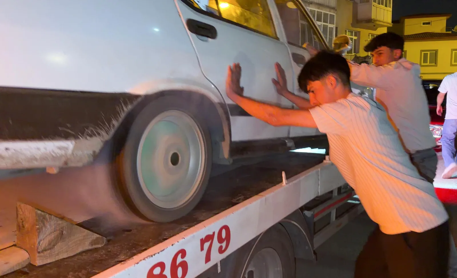 Kız istemeye gittikleri mahallede meşaleler yakıp, çekicideki otomobile patinaj yaptırdılar